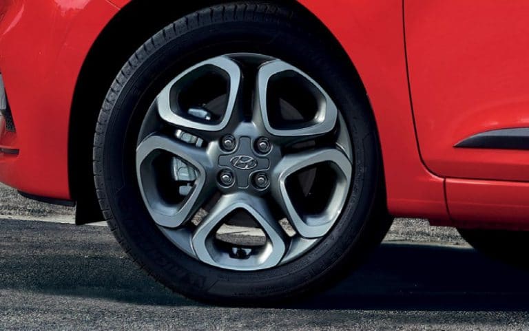 דגם יונדאי i20 בצבע אדום גלגלים